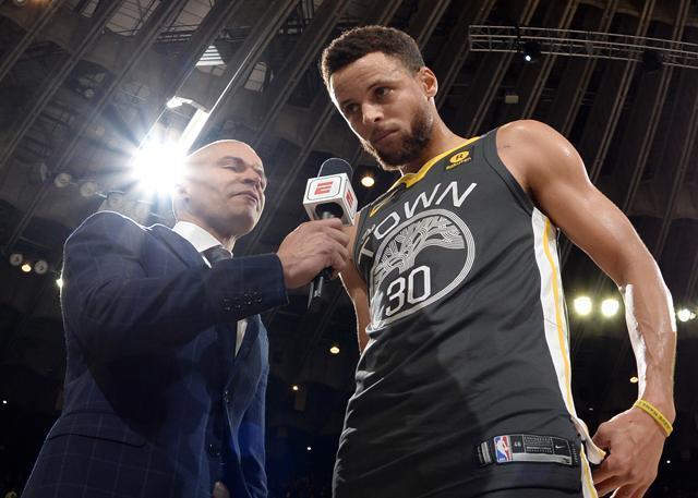 刚刚！马龙打爆全场蒂姆爆冷击败曼联，今夜金州勇士队长鼓劲