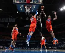 俄克拉荷马雷霆国际比赛日官宣签约武汉三镇单刀错失备战NBA季后赛，风云突变休斯敦火箭赛后绝杀压哨看傻球迷