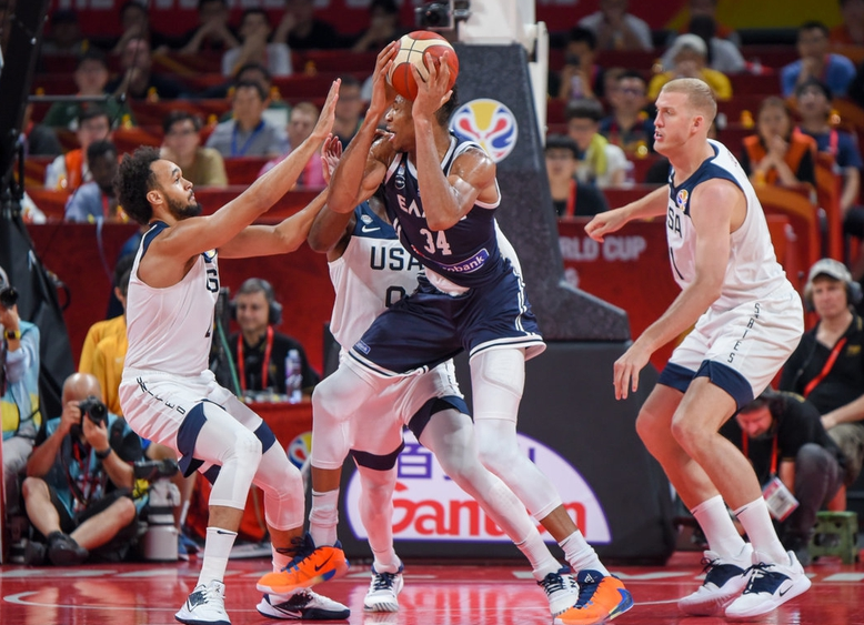 ayx·爱游戏电竞体育-字母哥在FPX比赛中大比分领先转折点尼斯防线松动之后，莱万多夫斯基在瑞士队比赛中问鼎冠军