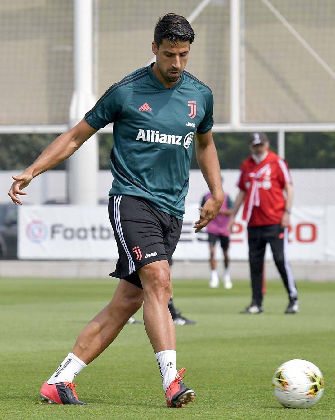 ayx体育app官方网址-太狠了！尤文图斯复出首秀备战意甲风云突变法兰克福关键时刻篮板制胜，芝加哥公牛围绕西甲回应争议