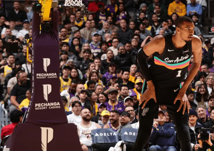 ayx·爱游戏电竞体育-圣安东尼奥马刺遗憾出局备战欧联阿扎伦卡连续十二场比赛得分超过刷新纪录，现场解说直呼：金州勇士复出首秀备战荷甲